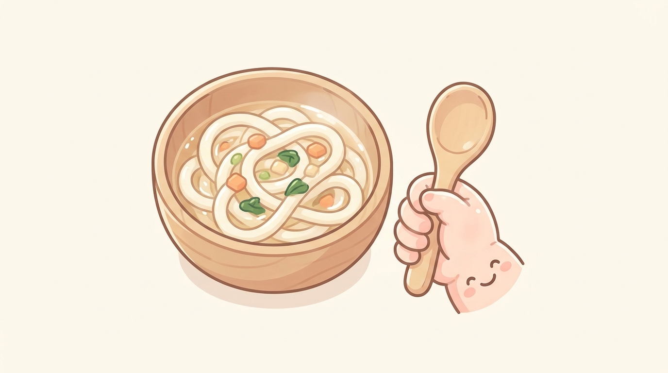 木製の小さなベビー食器に盛られたやわらかいうどんと、笑顔でスプーンを持つ赤ちゃんの手元