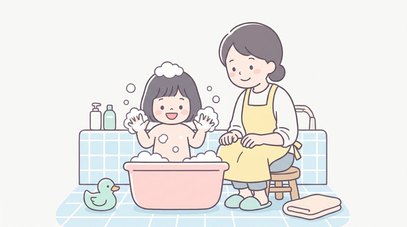 お風呂場で泡のついた手をうれしそうに見せる3歳くらいの子どもと、笑顔で見守る親