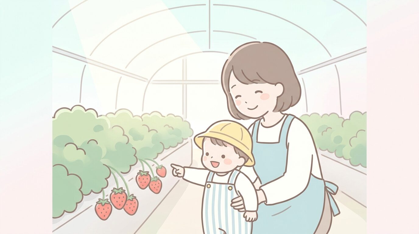 ビニールハウスの中で赤いいちごを指さして笑う1歳くらいの幼児と、それを見守る母親の温かい雰囲気