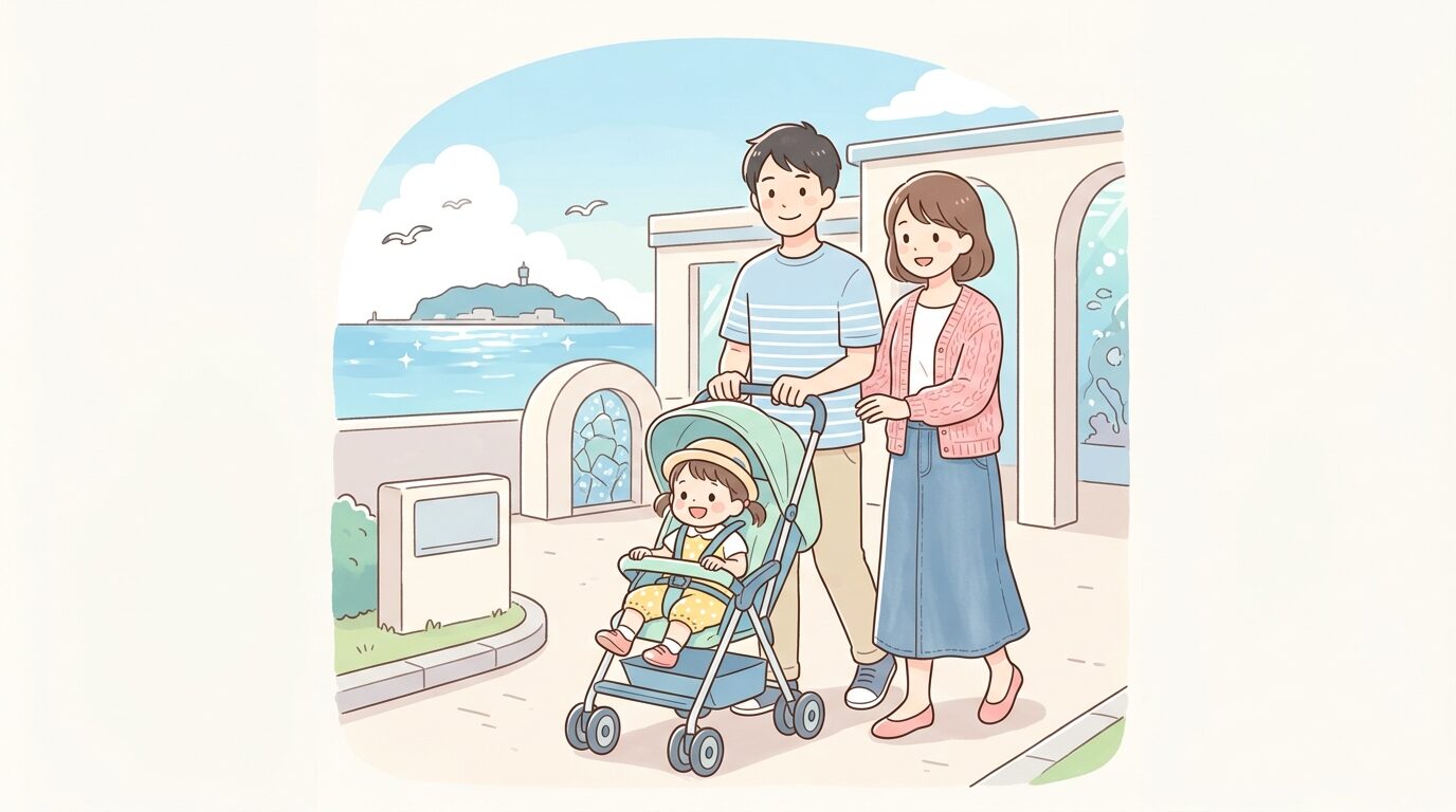 湘南の海を背景に、ベビーカーを押しながら水族館の入り口を歩く若い夫婦と幼児
