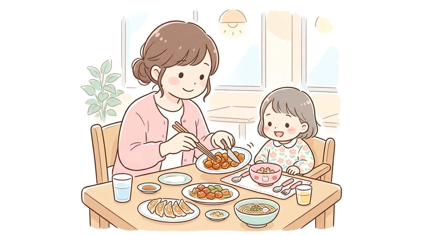 親が子どもの取り皿に中華料理を小さく切って取り分けている食卓の様子