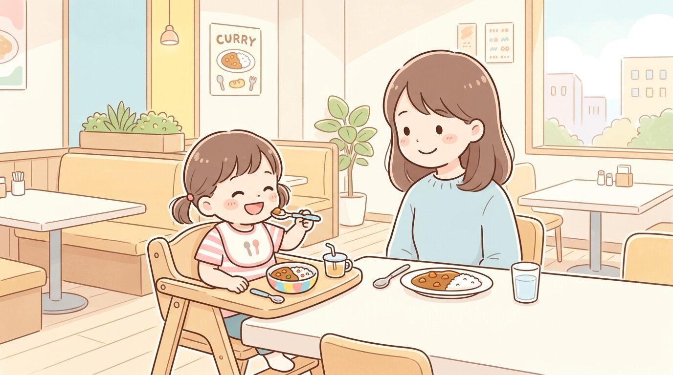 明るい店内でキッズチェアに座り笑顔でスプーンを持つ2歳くらいの子どもと見守る母親