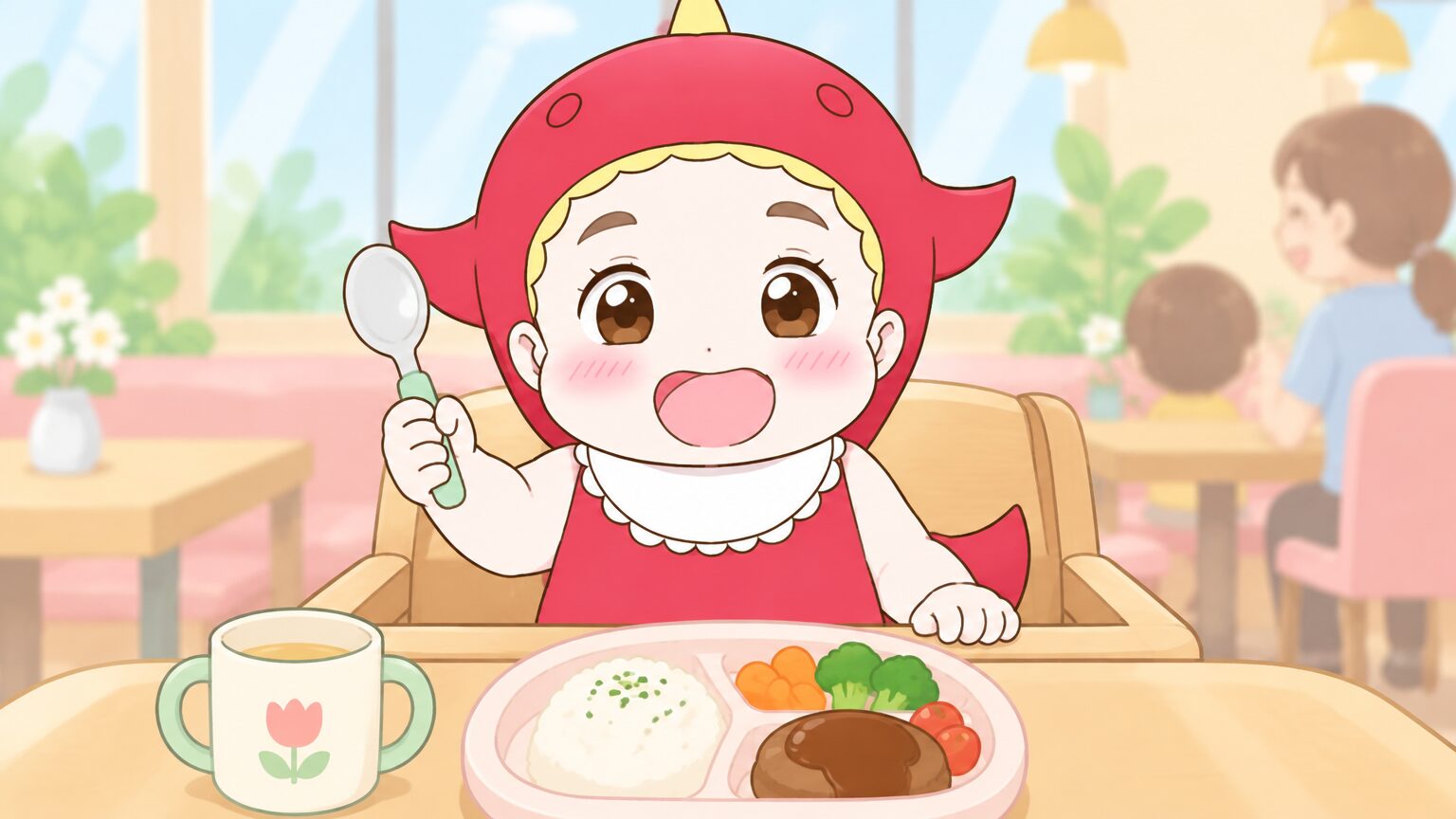 レストランのベビーチェアに座り笑顔でスプーンを持つ3歳くらいの女の子