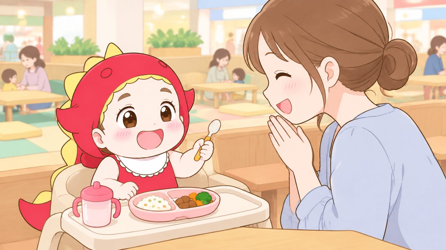 フードコートの小上がり席で、ベビーチェアに座った1歳の女の子がスプーンを持ち、向かい合って笑うママ