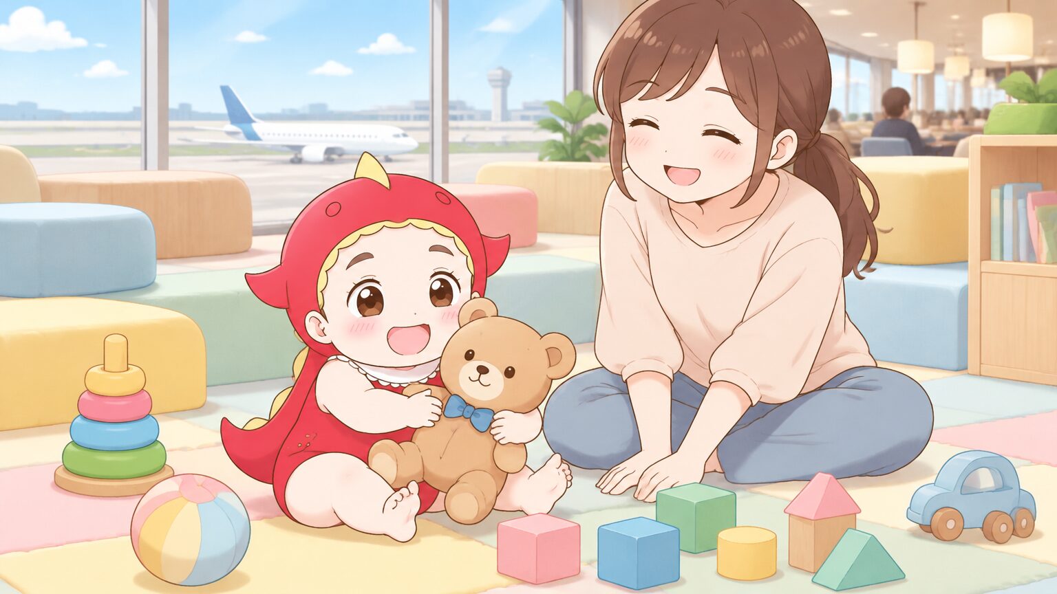 空港ラウンジのクッション性の床マットの上で、ぬいぐるみやおもちゃで遊ぶ1〜2歳の子どもと、そばで見守る母親