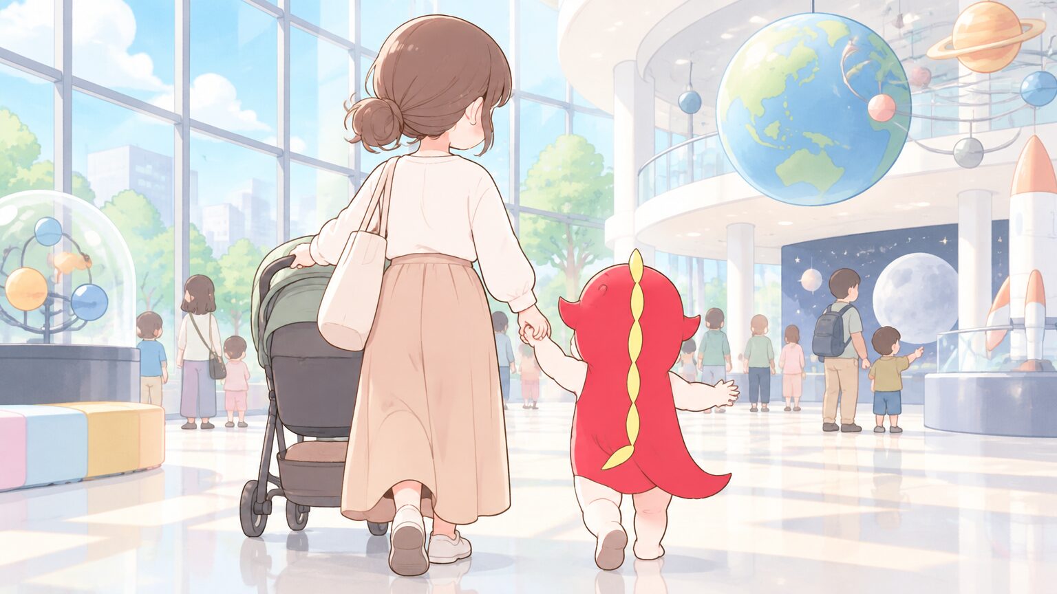 ガラス張りの明るい科学館のロビーで、ベビーカーを押す母親と手をつないで歩く幼児の後ろ姿