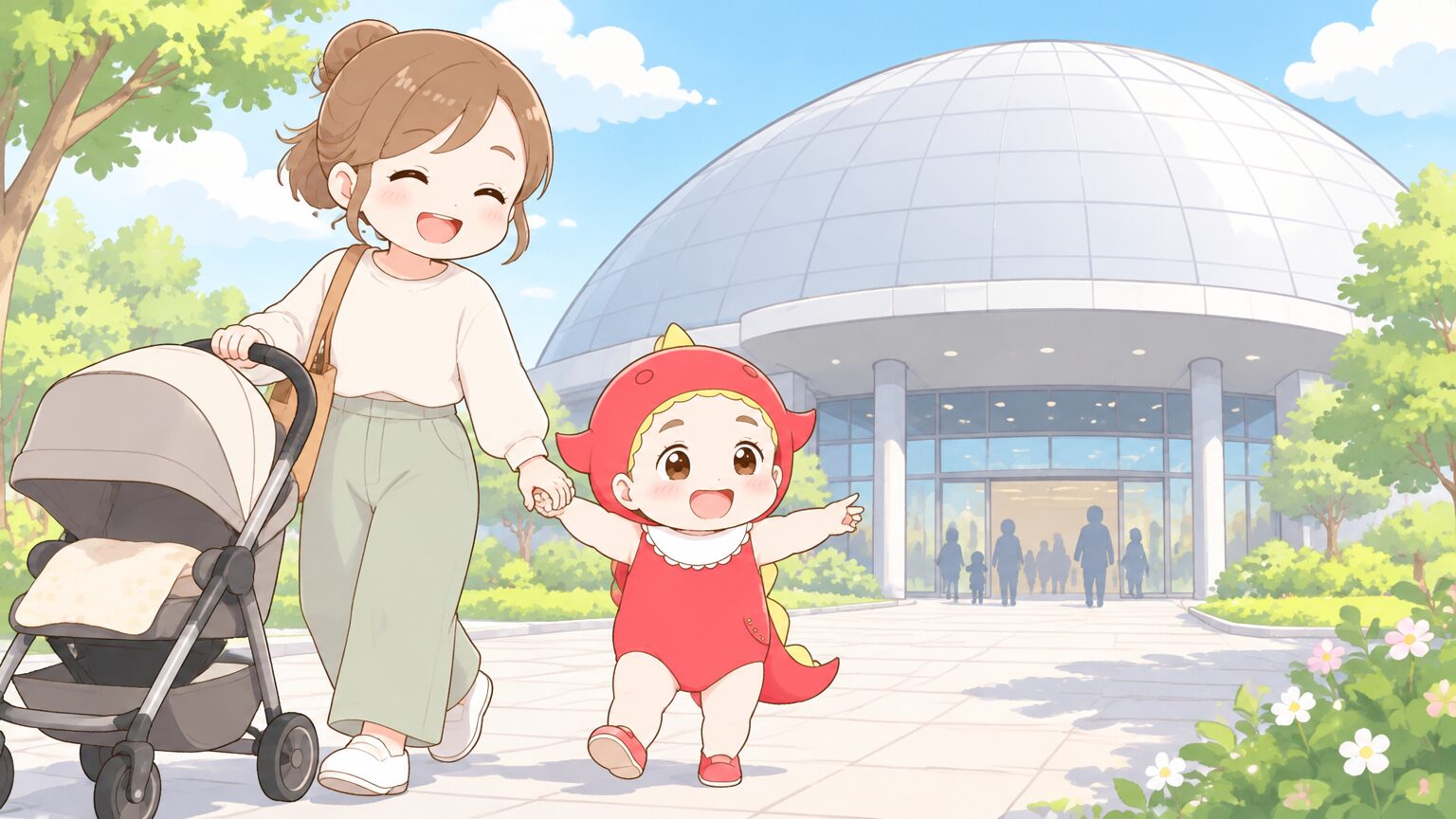大きなドーム型の建物の前で、ベビーカーを押す母親と手をつないで歩く2歳くらいの子どもが笑顔で入館に向かう、晴れた日の昼間の様子